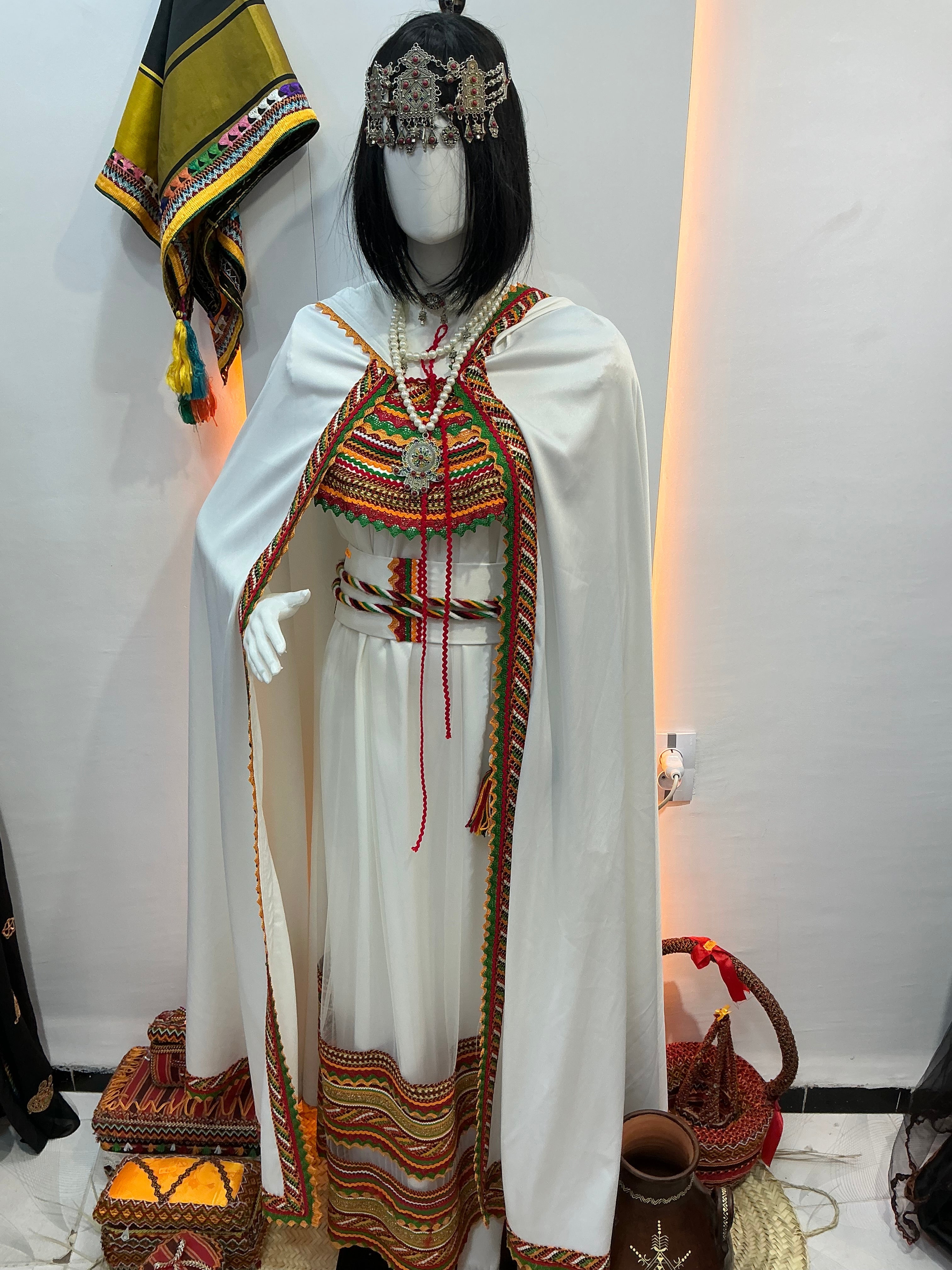 Robe kabyle avec barnous