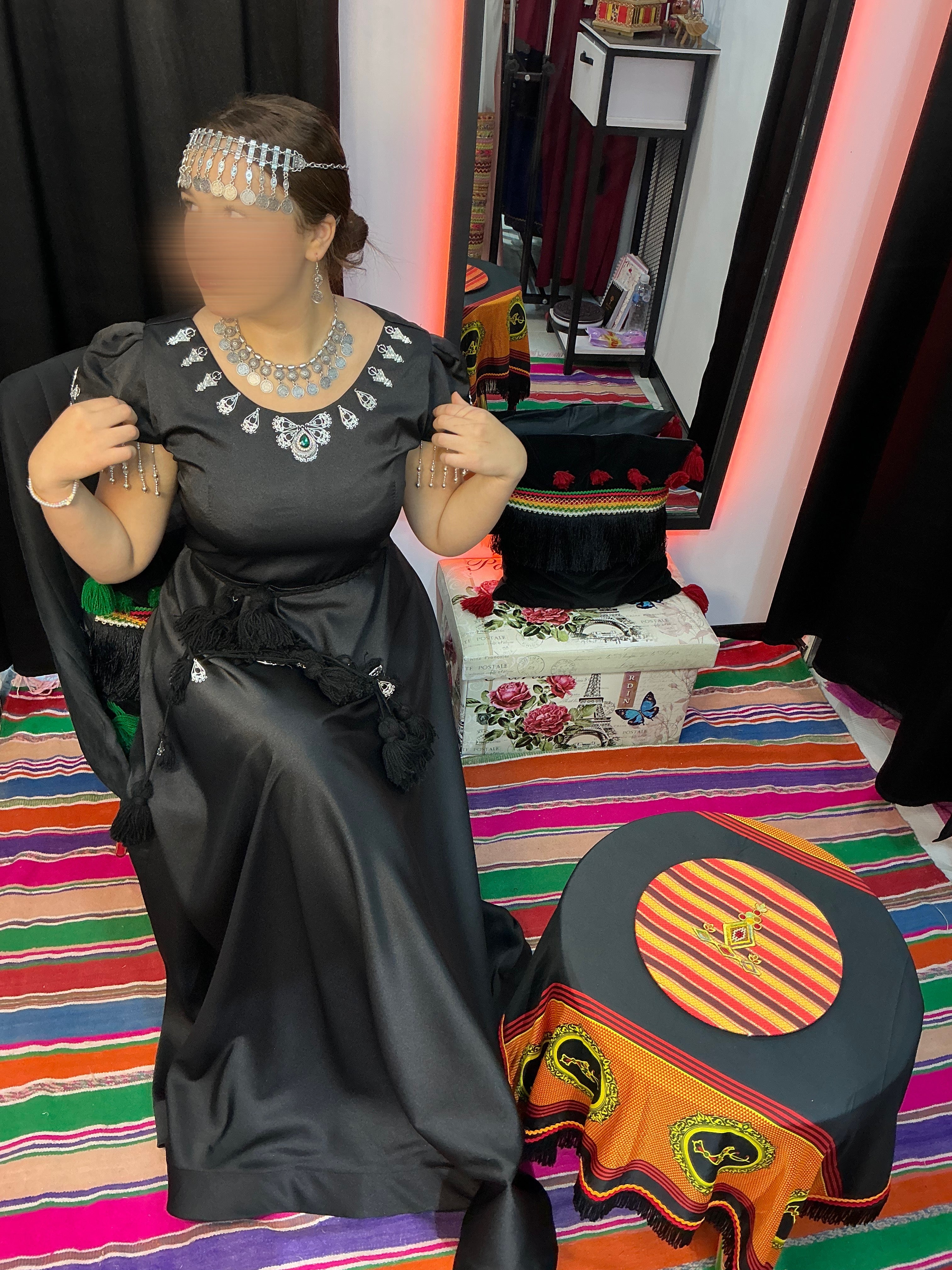 Robe noire à motifs berbères