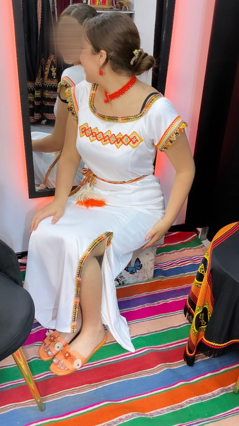 Robe blanche à fente