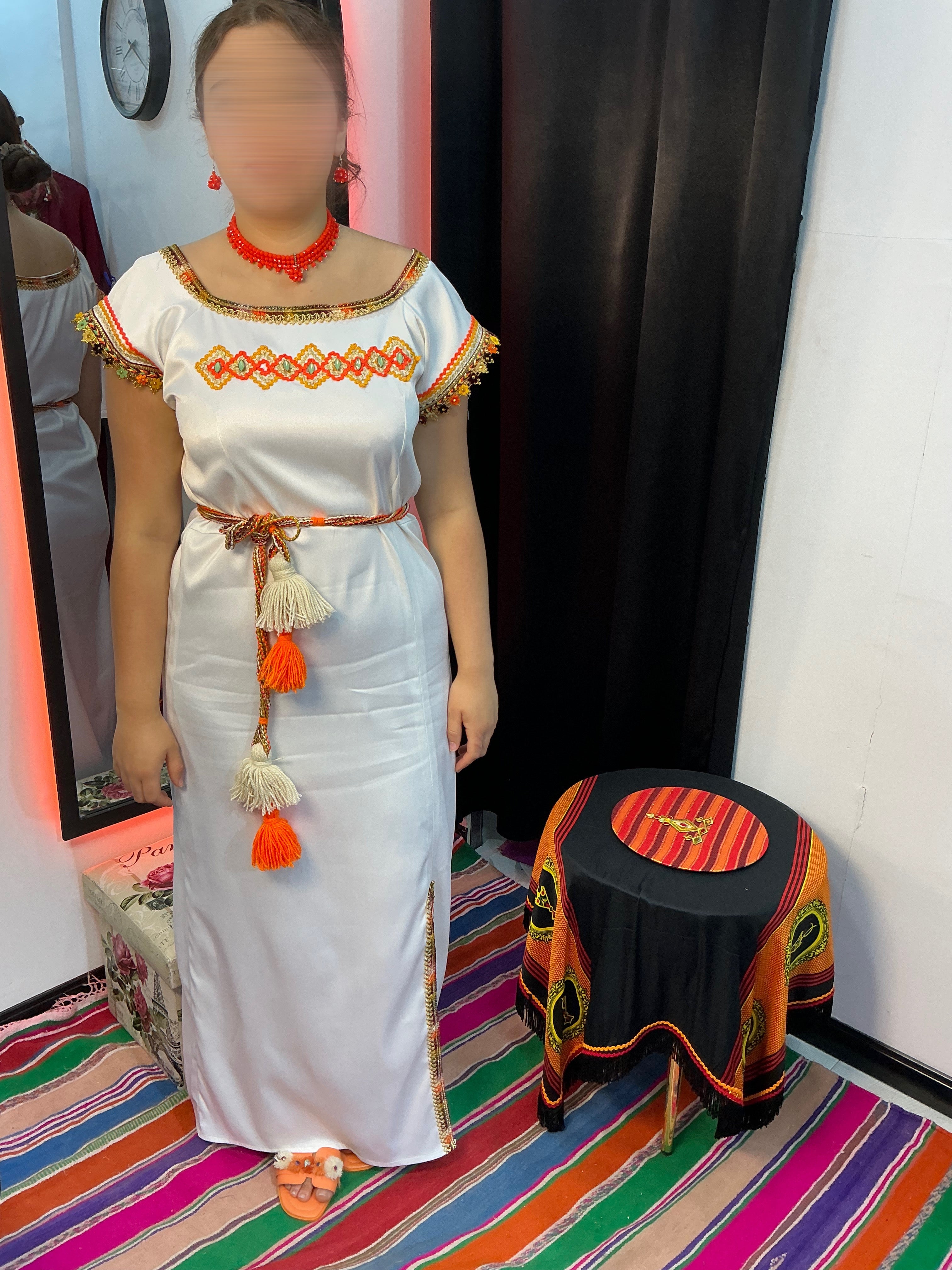 Robe blanche à fente