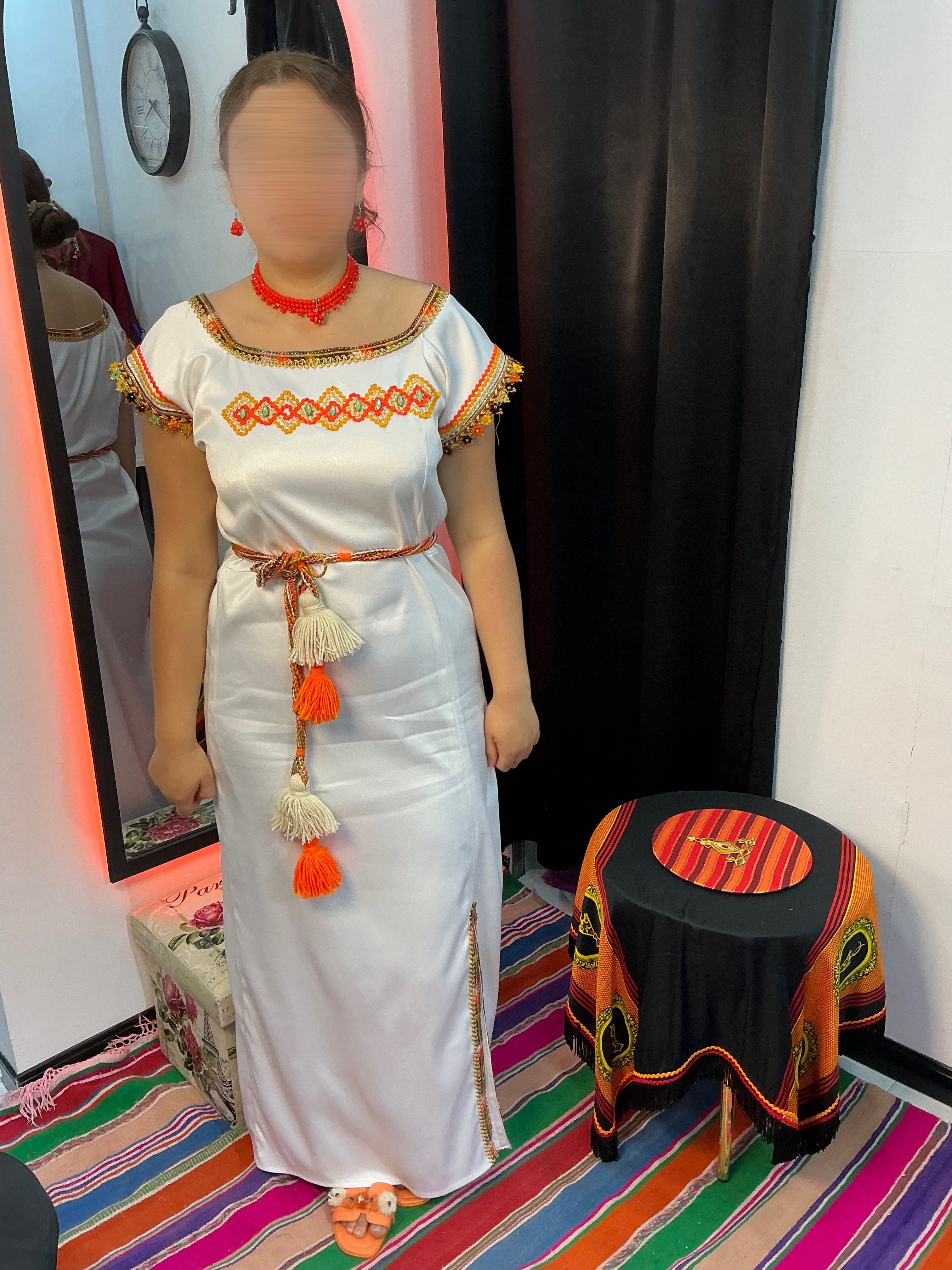 Robe blanche à fente