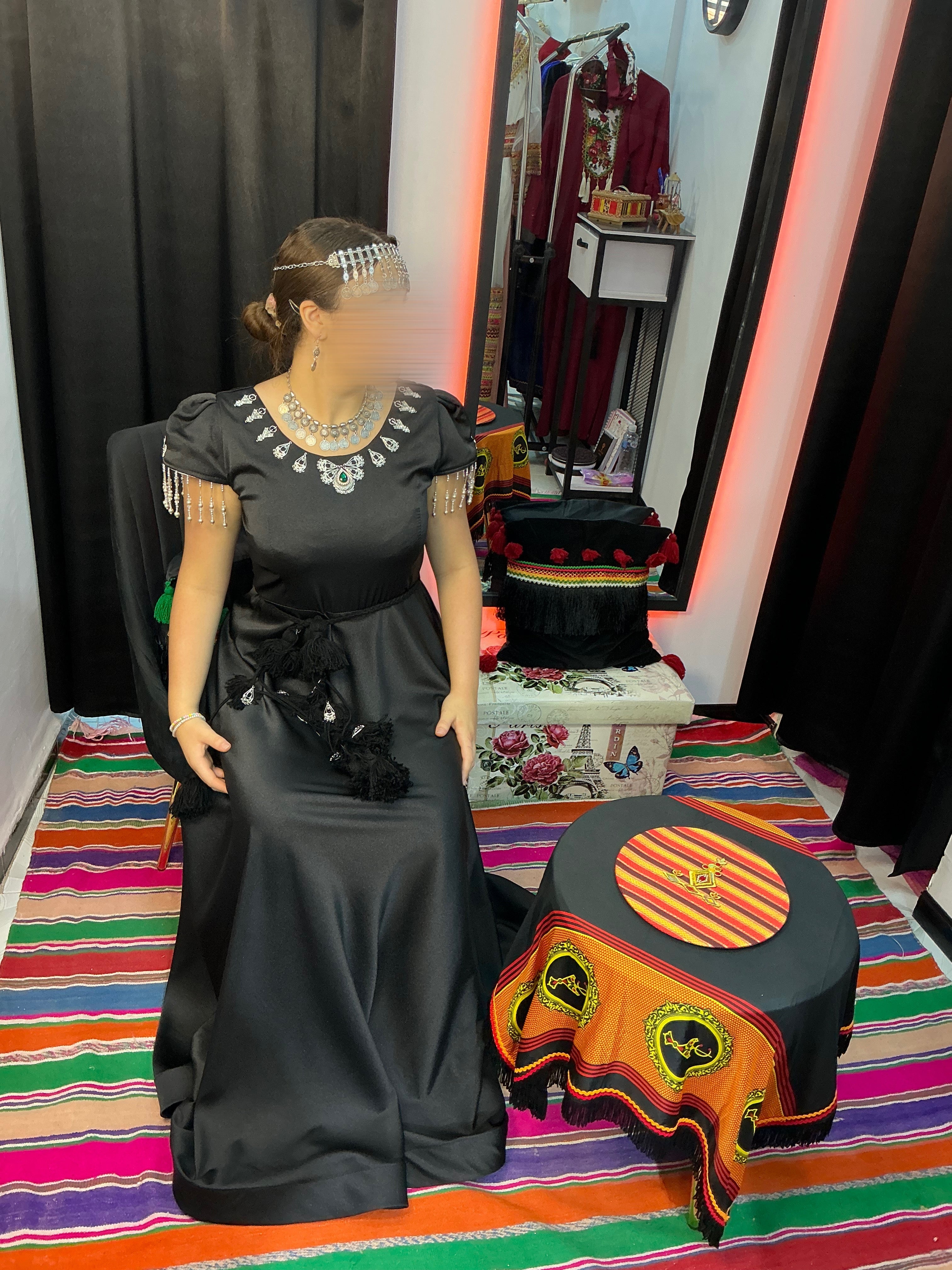 Robe noire à motifs berbères