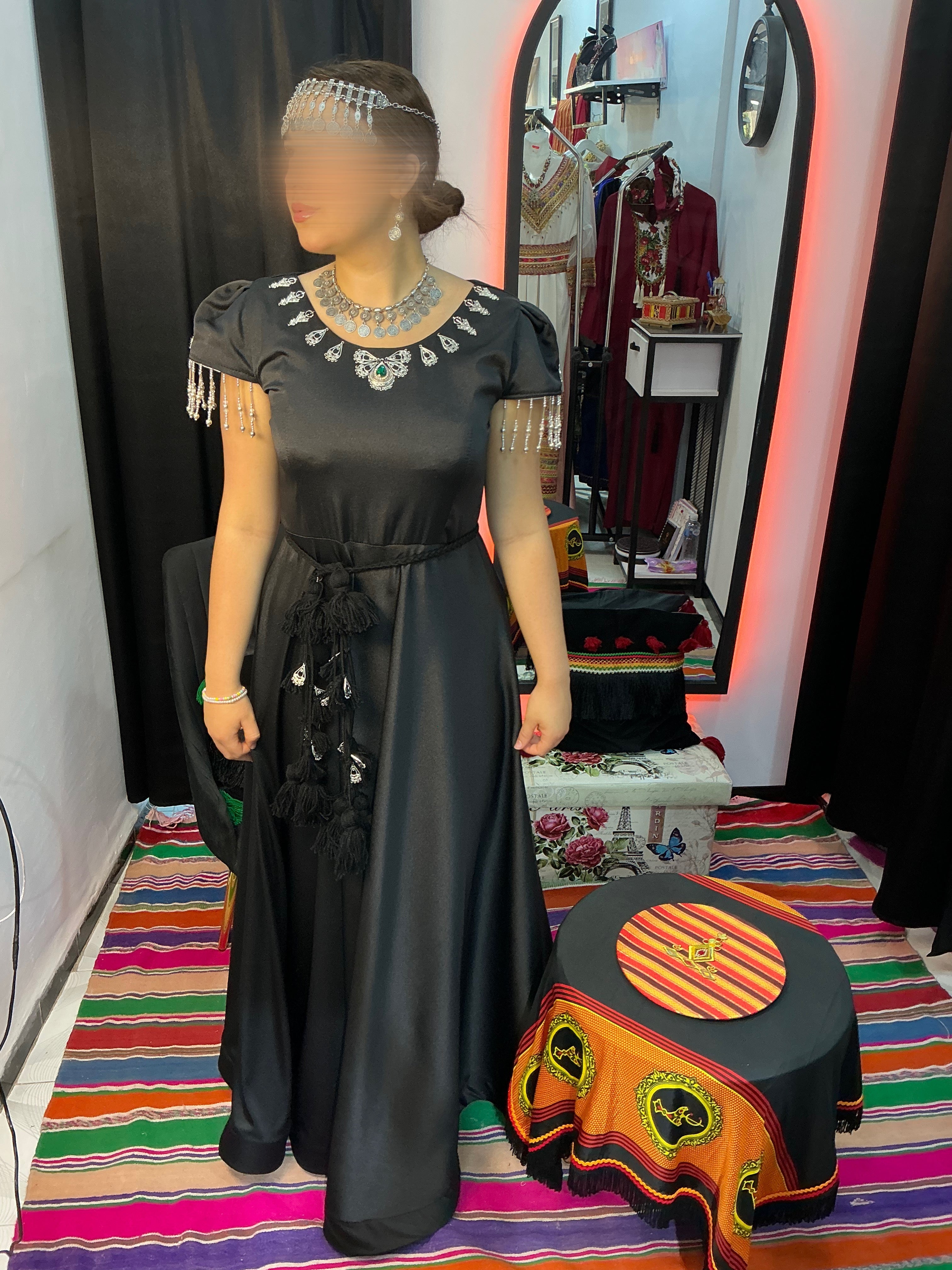 Robe noire à motifs berbères