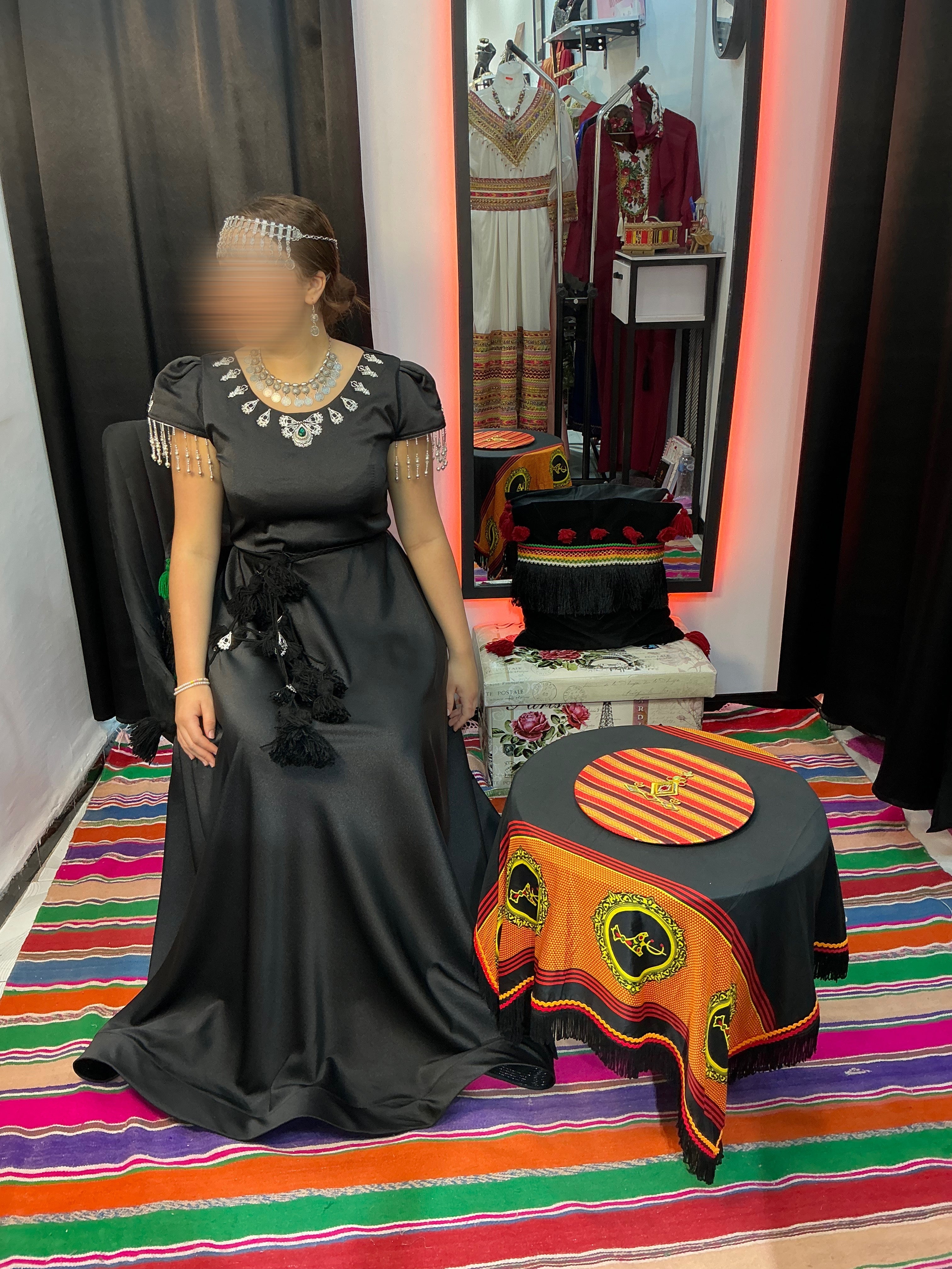 Robe noire à motifs berbères