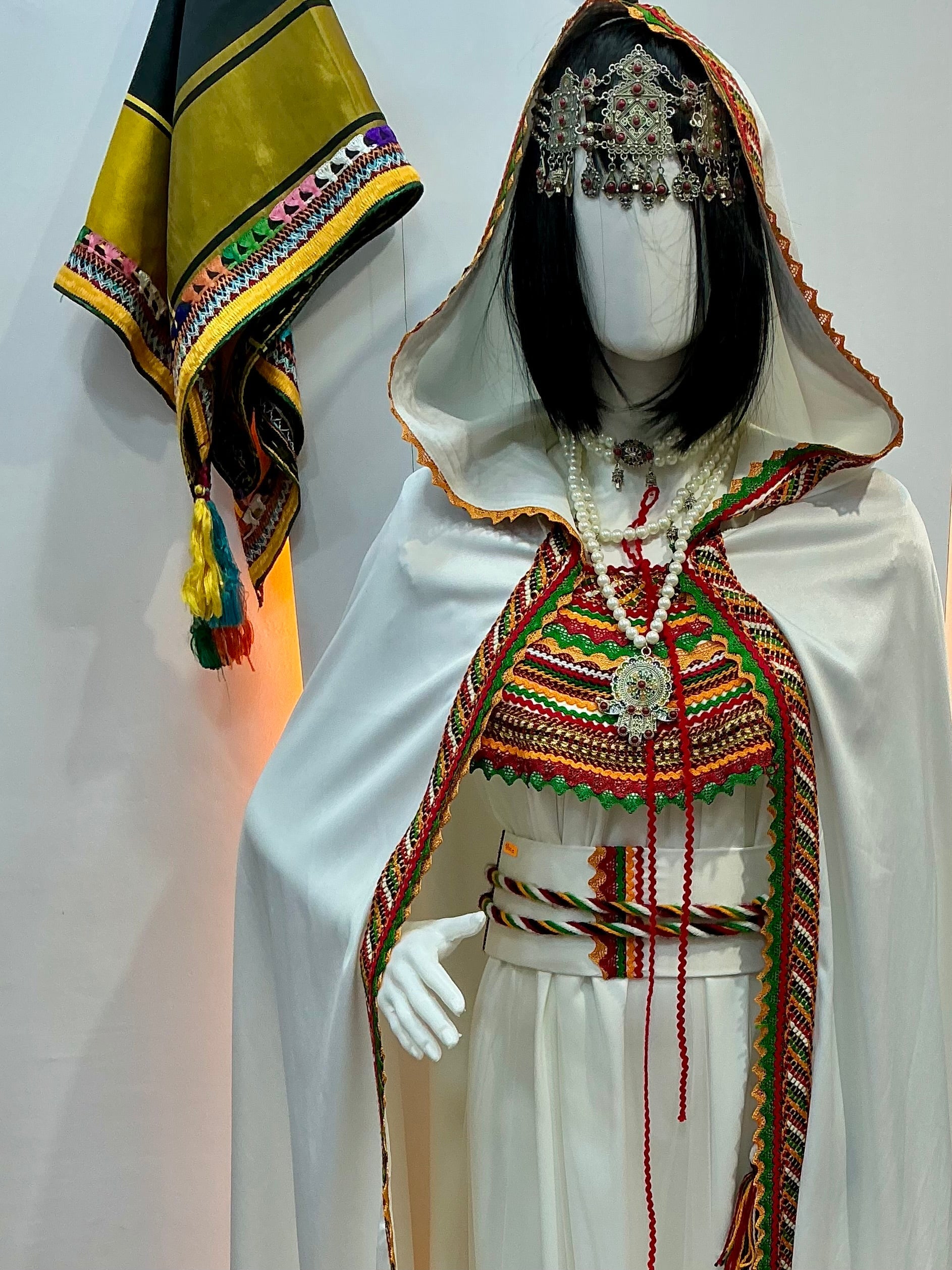 Robe kabyle avec barnous